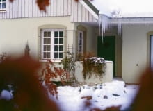 Ciężkie sople grożą uszkodzeniem rynny. DOM ZIMA ZWISAJACE SOPLE FOT. ANDRZEJ SZCZEPANSKI PUBLIKACJA LADNY DOM NR 4 (66) - 4.2004