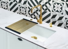 Montaż zlewu bez widocznych krawędzi zapewnia czystość i wygodę w kuchni.