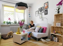 W naszym małym mieszkaniu pokój dzienny służy też jako sypialnia - dla dwojga dwunogów i jednego czworonoga. Lubię styl ekologiczny, stąd pomysł na regał ze skrzynek po owocach.