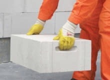 Beton komórkowy dostępny jest głównie w postaci bloczków mających zamki umożliwiające łączenie na pióro i wpust oraz uchwyty ułatwiające przenoszenie Beton komórkowy dostępny jest głównie w postaci bloczków mających zamki umożliwiające łączenie na pióro i wpust oraz uchwyty ułatwiające przenoszenie