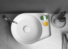 Laufen Val/LAUFEN. Umywalka nablatowa z SaphirKeramik, materiału ceramicznego zapewniającego swobodę w projektowaniu produktów o nietypowych kształtach; wymiary: 50 x 40 cm średnicy. Cena (netto): 2000 zł, www.laufen.pl