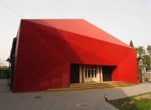 Adaptacja starej fabryki w nowoczesną siedzibę teatru tańca. Autorami projektu przebudowy są architekci z pracowni Chiasmus Partners. pekin, teatr, adaptacja, chiny, chiasmus partners, realizacja, red diamond