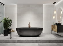 Beton to niezmiennie modny materiał, do łazienki wybierz płytki ceramiczne go imitujące, np. Tecoma, dostępne w różnych odcieniach szarości.