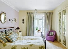 Pastelami nazywamy blade, słabo nasycone (inaczej mówiąc, mocno rozbielone) odcienie żółtego, fioletów (lila), czerwieni (jasny róż), zieleni, a także barwy neutralne: popielate szarości i piaskowe beże. Są one miłe dla oka, tworzą we wnętrzach pełną spokoju atmosferę i przez wszystkich są dobrze tolerowane. Nadają się do wszystkich pomieszczeń i do różnych stylów, zarówno historycznych, jak i nowoczesnych, oraz - co szczególnie ważne dla osób bez doświadczenia aranżacyjnego - można je ze sobą dowolnie zestawiać, nie obawiając się, że efekt nie będzie dobry. Łatwo je też komponować z innymi barwami, nawet mocniejszymi. <BR />Rozbieloną zieleń zestawiono z lila i kremową bielą. razem tworzą harmonijne i pełne świeżości zestawienie. Jak widać, akcent mocniejszej barwy (fotel) nie wprowadza żadnego dysonansu. WNETRZA SYPIALNIA MEBLE STYLIZACJA DOROTA KARPINSKA FOT. RAFAL LIPSKI PUBLIKACJA CZTERY KATY NR 2 (208) - 2 2009 SLOWA KLUCZOWE: WNETRZA ARCHITEKTURA SYPIALNIE