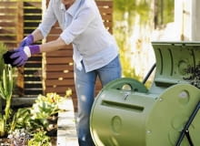 Kompostownik obrotowy. Kompostownik powinien zapewniać rozkładającym się w nim resztkom dobre napowietrzenie, odpowiednią wilgotność i temperaturę Kompostownik obrotowy. Kompostownik powinien zapewniać rozkładającym się w nim resztkom dobre napowietrzenie, odpowiednią wilgotność i temperaturę