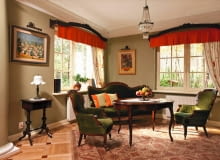 Architektura domu, nawiązująca do dworku polskiego, pozostaje w harmonii z wystrojem wnętrza. Na każdym kroku widać tu dbałość o szczegóły. Urodę starych mebli podkreślają dobrane ze smakiem stylowe dodatki i tkaniny. Nic dziwnego: gospodarze zgodnie twierdzą, że dom jest oczkiem w głowie całej rodziny. <BR /> DOM. Oliwkowy odcień farby na ściany został dopasowany do obicia foteli. Architektura domu, nawiązująca do dworku polskiego, pozostaje w harmonii z wystrojem wnętrza. Na każdym kroku widać tu dbałość o szczegóły. Urodę starych mebli podkreślają dobrane ze smakiem stylowe dodatki i tkaniny. Nic dziwnego: gospodarze zgodnie twierdzą, że dom jest oczkiem w głowie całej rodziny. <BR /> DOM. Oliwkowy odcień farby na ściany został dopasowany do obicia foteli.