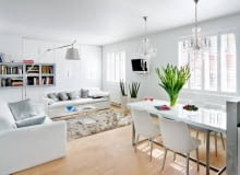 Aranżacje. Kryształowe żyrandole wyglądają jak fantazyjne sople, stolik kawowy przypomina kostkę lodu, cekiny na poduszkach błyszczą i migoczą niczym świeży śnieg. W mieszkaniu Ani i Tomka zima w pełni. Przez cały rok. <BR />Urządzeniem mieszkania zajęła się pani domu i projektantka w jednej osobie. Jej pomysłem są m.in. szafy z idealnie gładkimi frontami z lakierowanej płyty MDF, wbudowane w jedną ze ścian pokoju dziennego. Dwie części szafy sięgają od podłogi do sufitu; trzecia to dwa mniejsze schowki znajdujące się nad i pod wiszącą półką.<BR />Wewnętrzne okiennice to - zdaniem pani domu - znakomita alternatywa dla tradycyjnych firanek i zasłon. Działają tak samo jak żaluzje, pozwalają więc na precyzyjne regulowanie dopływu naturalnego światła do wnętrza.