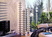 Podstawowym zadaniem grzejnika jest zapewnienie w pomieszczeniu odpowiedniej temperatury. Ale wiele nowoczesnych modeli o ciekawych formach i kształtach pełni we wnętrzu również rolę dekoracyjną. Na zdjęciu grzejnik Kalmar Milano T firmy KALMAR; moc 800 W; wys./szer.: 171,5/25,8 cm (model najniższy). Cena: 12 300 zł grzejniki dekoracyjne