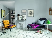 Lampa podłogowa Penelope Milano stoi na marokańskim dywanie Beni Ouarain ze wzorem typowym dla wiosek środkowego Atlasu. Szezlong tapicerowany na nowo antracytową tkaniną z kaszmiru. Mieszkanie Fabio Sapienza