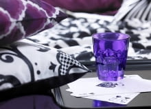 Nie szkodzi, że w towarzystwie bieli i czerni fiolet nie zajmuje pozycji dominującej. Ma tu zupełnie inne zadanie - łagodzenie agresywnego kontrastu i ocieplanie całej kompozycji kolorystycznej. Wzory - dwubarwne stylizowane motywy kwiatowe o wyraźnie zaznaczonych konturach. 15.11.2007