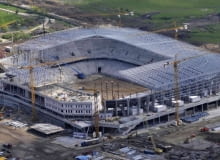 Jak podaje dzisiejsze wydanie "Dziennika Gazety Prawnej", opóźnienie w budowie Stadionu Narodowego może sięgnąć aż dziesięciu miesięcy. Sądząc jednak po stanie prac na Ukrainie, to nasi wschodni sąsiedzi mają chyba poważniejsze powody do niepokoju. Zdjęcia zrobiono 23 maja w Kijowie, Lwowie i Charkowie.Największy niepokój władz UEFA budzi przede wszystkim opóźnienie w budowie stadionów w Kijowie i Lwowie, które zamiast w czerwcu mają być gotowe w październiku. Na zdjęciu stadion piłkarski we Lwowie - stan budowy z 23 maja 2011 Euro 2012: Stadion piłkarski we Lwowie (Ukraina)