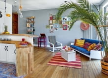 Fotel ma nowe obicie - kolorową pasiastą tkaninę właściciele przywieźli aż z Meksyku. Galeria zdjęć z podróży została ujęta w ramki w równie żywych barwach. Fotel ma nowe obicie - kolorową pasiastą tkaninę właściciele przywieźli aż z Meksyku. Galeria zdjęć z podróży została ujęta w ramki w równie żywych barwach.