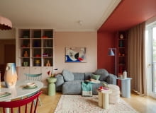 W tym mieszkaniu kolor nie jest dodatkiem, lecz pełnoprawnym bohaterem, który kreuje przestrzeń pełną emocji. Na zdjęciu niebieska sofa to model marki Optisofa, a stojąca niebieska lampa producenta Aldex. Na niebieskim stoliku ze sklepu Jotex wyeksponowano wazon Nana Malwiny Konopackiej. Honorowe miejsce nad sofą zajmuje obraz Agnieszki Pietrzykowskiej.