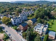 Dom z Jabłonią oraz jego „siostra” Mikrokamienica udowadniają, że niewielka działka, intensywna zabudowa miejska czy też istniejący drzewostan, nie są przeszkodą w kreowaniu atrakcyjnej i funkcjonalnej architektury. Dom z Jabłonią oraz jego „siostra” Mikrokamienica udowadniają, że niewielka działka, intensywna zabudowa miejska czy też istniejący drzewostan, nie są przeszkodą w kreowaniu atrakcyjnej i funkcjonalnej architektury.