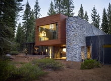 Prywatny domek jest częścią ekskluzywnej społeczności narciarskiej i golfowej Martis Camp, położonej wysoko w górach otaczających jezioro Tahoe