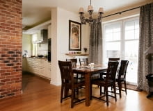 <B>Katarzyna i Łukasz marzyli o ciepłych, przyjaznych wnętrzach, jakie podziwiali w Toskanii i Prowansji. W nowym domu przywołali upragniony klimat.</B> <BR>W przestronnej strefie dziennej toczy się życie 5 osobowej rodziny. W sąsiedztwie kuchni, tuż przy wyjściu na taras, zaaranżowano kącik jadalny. Stół z drewna brzozy wybarwionej na orzech nie jest duży (nie zabiera więc miejsca), ale po rozłożeniu blat staje się dwa razy dłuższy. Podobnie jak krzesła stół ma ponadczasową formę, pasującą do wielu stylów. Meble te idealnie się więc zgrały z dodatkami o prowansalskim charakterze (np. lampy i zasłony). <B>Katarzyna i Łukasz marzyli o ciepłych, przyjaznych wnętrzach, jakie podziwiali w Toskanii i Prowansji. W nowym domu przywołali upragniony klimat.</B> <BR>W przestronnej strefie dziennej toczy się życie 5 osobowej rodziny. W sąsiedztwie kuchni, tuż przy wyjściu na taras, zaaranżowano kącik jadalny. Stół z drewna brzozy wybarwionej na orzech nie jest duży (nie zabiera więc miejsca), ale po rozłożeniu blat staje się dwa razy dłuższy. Podobnie jak krzesła stół ma ponadczasową formę, pasującą do wielu stylów. Meble te idealnie się więc zgrały z dodatkami o prowansalskim charakterze (np. lampy i zasłony).