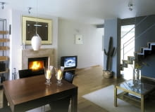 Telewizor na dostawkę. O ile korzystniej wyglądałby schowany pod schodami, albo usytuowany na przeciwległej ścianie! 16.02.2000 PUBLIKACJA WYSOKIE OBCASY NR 90 WNETRZE MIESZKANIA ALEKSANDRY I WIESLAWA FOT. MARIUSZ FORECKI / TAM TAM