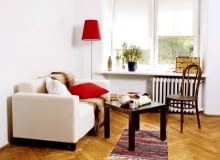 PRZED ZMIANĄ. Pusto i mało przytulnie - tylko z nazwy jest to kąt wypoczynkowy. W efektownym wykończeniu wnętrza przeszkodą był nie tylko brak pieniędzy, ale też niedostatek dekoratorskich pomysłów gospodarzy. WNETRZA MEBLE - PRZED METAMORFOZA