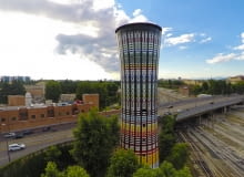 Torre Arcobaleno - tęczowa wieża w Mediolanie Torre Arcobaleno - tęczowa wieża w Mediolanie obłożona ceramiczną mozaiką