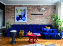 W mieszkaniu nie mogło zabraknąć sztuki. Obraz nad kanapą w salonie to dzieło młodej artystki Doroty Pawiłowskiej – jej abstrakcyjna, ekspresjonistyczna wizja zachwyciła domowników.