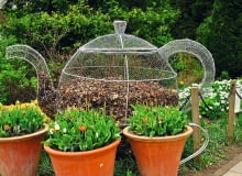 W ażurowych pojemnikach można "produkować" ziemię liściową. Kompost