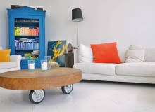 Biały parkiet w salonie, biała podłoga