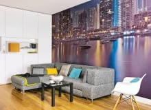 Wnętrza są barwne i wesołe, takie jak Michał, 20-letni gospodarz. Za jakiś czas wystarczy zmienić tapety lub przemalować lazurową ścianę w kuchni i mieszkanie dorośnie, stanie się spokojniejsze i bardziej eleganckie. <BR /> MIESZKANIE. Pomarańczowe fronty szafek nawiązują do kolorów świateł na zdobiącej całą ścianę fototapecie z widokiem miasta nocą.