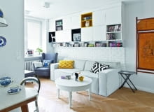 Gdziekolwiek spojrzeć - schowki. Gospodarze mówią, że mają ich 'na zapas', z czego bardzo się cieszą, bo w mieszkaniu wreszcie zapanował porządek. Ścianę nad kanapą zajęła zrobiona na wymiar zabudowa z zamykanymi szafkami i otwartymi półkami. Na ścianie z prawej strony - jedna z części 'tryptyku parawanowego'. GDZIEKOLWIEK SPOJRZEĆ - SCHOWKI. Gospodarze mówią, że mają ich 'na zapas', z czego bardzo się cieszą, bo w mieszkaniu wreszcie zapanował porządek. Ścianę nad kanapą zajęła zrobiona na wymiar zabudowa z zamykanymi szafkami i otwartymi półkami. Na ścianie z prawej strony - jedna z części 'tryptyku parawanowego'.