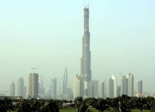 Wieża Dubaju The Burj Dubai tower rises in front of Sheik Zayed highway towers in Dubai, United Arab Emirates, still under construction, Friday, Sept. 14, 2007. The Burj Dubai surpassed Canada's Toronto-based CN Tower on Thursday, which at 1,822 feet, had been the world's tallest free-standing structure since 1976, the developers said. Burj Dubai, the world's tallest building since July, has also become the tallest free-standing structure on earth, reaching 1,822 feet, the developers said. The Dubai Tower's final height is a closely guarded secret, but completion of the concrete, glass and steel structure is expected by the end of 2008. (AP Photo/Kamran Jebreili)