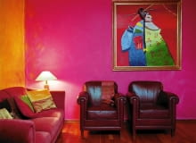 <B>Meble obite skórą wymagają właściwej pielęgnacji. Dzięki temu wraz z upływem czasu nabiorą szlachetności i będą nam służyć przez długie lata.</B> <BR />Te meble z licowanej skóry wbrew pozorom nie są nowe. Wyglądają tak nieskazitelnie, bo przez lata właściwie je pielęgnowano. Pokazujemy jak to robić. 21.12.2002 PUBLIKACJA WYSOKIE OBCASY NR 195 07.12.2002 WARSZAWA - MIESZKANIE - CATHY-ANNE I WITOLD GERULEWICZ SALON FOTELE KANAPA NA SCIANIE OBRAZ OLEJNY FRANCUKSIEJ MALARKI CHARLOTTE DE ROCLINCOURT " GEISHA " FOT. MICHAL MUTOR / AGENCJA GAZETA PUBLIKACJA CZTERY KATY NR 3 (173) - 3.2006 SLOWA KLUCZOWE: WNETRZA ARCHITEKTURA MALARSTWO MEBLE OSWIETLENIE ZDJĘCIE DO WKŁADKI: WYSOKIE OBCASY NR 195 PUBLIKACJA CZTERY KATY NR 3 (173) - CZASOPISMA