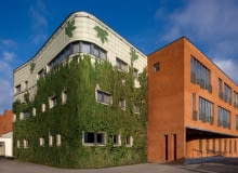 Widok na budynek szkoły i fragment sali gimnastycznej