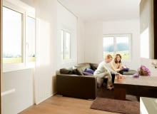 Większość okien wyposażonych jest w okucie rozwierno-uchylne; według własnego uznania i potrzeb można je wzbogacać o rozmaite funkcje okucia okienne, okna