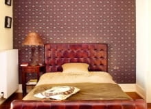 Urządzając sypialnię zwróćmy przede wszystkim uwagę na wygodne łóżko, odpowiedni materac oraz przewiewną pościel. Pamiętajmy też o właściwym oświetleniu wnętrza. <BR />SYPIALNIA Z MIEJSCEM DO PRACY. W kącie sypialnianym stoi pojedyncze (ale dość szerokie) łóżko i stolik nocny z lampką. Tę strefę umownie zaznacza ściana oklejona wzorzystą tapetą.