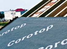 Membranę dachową układa się stroną zabezpieczoną przed promieniami UV (czyli tą z nadrukiem) na zewnątrz Membranę dachową układa się stroną zabezpieczoną przed promieniami UV (czyli tą z nadrukiem) na zewnątrz