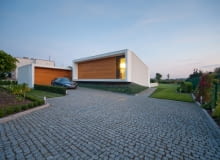 Część dzienna domu została posadowiona na niedużym wzniesieniu dom jednorodzinny