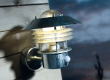 latarnia ścienna z czujnikiem zmierzchu i czujnikiem ruchu (zasięg 8 m), ok. 180 zł, Jula latarnia ścienna z czujnikiem zmierzchu i czujnikiem ruchu (zasięg 8 m), ok. 180 zł, Jula