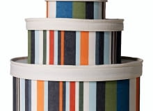 <b> Sam prezent to nie wszystko. Trzeba go jeszcze ładnie opakować - zawinąć w kolorowy papier albo schować w papierowym pudełku lub torbie, a na koniec ewentualnie przewiązać wstążką. Wybór zależy od naszej fantazji i rozmiarów podarunku. </b> <BR /> Pudełka oklejone bawełnianą tkaniną, śr. od 18 cm, 79,99 zł/3 szt., IKEA No Info