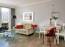 Kreatywne projektantki oraz gospodarze, którzy gotowi byli zaakceptować najbardziej szalone pomysły na wykończenie wnętrza. dzięki takiej współpracy udało się w tym mieszkaniu spełnić każdą zachciankę. i projektantek, i właścicieli. <BR /> MIESZKANIE. W mieszkaniu dominują chłodne kolory: szary, biały i czarny. Nawet dąb na podłodze ma szary odcień; ściany pomalowano popielatą farbą, uzyskaną po zmieszaniu białej i czarnej.