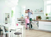 Duża kuchnia to idealne miejsce do przyjemnego spędzania czasu z bliższą i dalszą rodziną, a także z przyjaciółmi. Warto ją urządzić tak, by zapewniała dobry nastrój. Stworzą go na pewno wygodny stół, jasne naturalne barwy, zabawne akcesoria i... idealny ład. DUŻA KUCHNIA to idealne miejsce do przyjemnego spędzania czasu z bliższą i dalszą rodziną, a także z przyjaciółmi. Warto ją urządzić tak, by zapewniała dobry nastrój. Stworzą go na pewno wygodny stół, jasne naturalne barwy, zabawne akcesoria i... idealny ład.