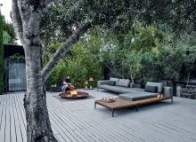 Wokół ognia. Prawda, że te rozłożyste kanapy marki Gloster wyglądają jak wystawione na taras z salonu? I o to właśnie chodzi! Grid to rozbudowany system modułowych mebli tarasowych. Miękkie siedziska i postumenty wykończone w teakowym drewnie pozwalają na komponowanie tarasowej przestrzeni w dowolny sposób. gloster.com Wokół ognia. Prawda, że te rozłożyste kanapy marki Gloster wyglądają jak wystawione na taras z salonu? I o to właśnie chodzi! Grid to rozbudowany system modułowych mebli tarasowych. Miękkie siedziska i postumenty wykończone w teakowym drewnie pozwalają na komponowanie tarasowej przestrzeni w dowolny sposób. gloster.com