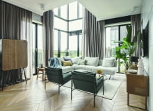 Prezentowany apartament zajmuje trzy kondygnacje. Dwie z nich tworzą 120-metrowe mieszkanie z częścią dzienną na parterze i prywatną z pokojami domowników na piętrze. Trzecią kondygnację zajmuje ogród o powierzchni 44 m2. W salonie kompozycja różnych w formie i wykończeniu foteli, sofy, stolików oraz szafek, zamiast jednorodnego kompletu mebli, tworzy atmosferę swobody, niepozbawionej elegancji. Prezentowany apartament zajmuje trzy kondygnacje. Dwie z nich tworzą 120-metrowe mieszkanie z częścią dzienną na parterze i prywatną z pokojami domowników na piętrze. Trzecią kondygnację zajmuje ogród o powierzchni 44 m2. W salonie kompozycja różnych w formie i wykończeniu foteli, sofy, stolików oraz szafek, zamiast jednorodnego kompletu mebli, tworzy atmosferę swobody, niepozbawionej elegancji.