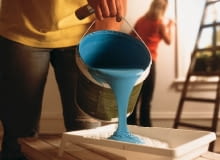 Dobra farba do ścian i sufitów powinna być dostosowana swoimi właściwościami do podłoża, rodzaju pomieszczenia, w jakim ma być użyta, a także - możliwie korzystna cenowo farba do wnętrz, malowanie ścian