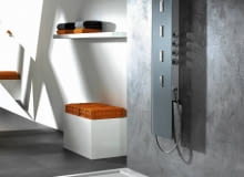 Jeśli już decydujemy się na kabinę prysznicową, dobierzmy do niej armaturę bardziej wyrafinowaną niż zwykły prysznic. Deszczownica, panel do hydromasażu albo panel parowy, który pozwoli cieszyć się w małej nawet łazience urokami sauny. SANPLAST PP/SPACE 150 Panel natryskowy z baterią termostatyczną, deszczownicą i hydromasażem (cztery dysze). Szklany panel (30×150 cm) zasłania baterię, słuchawkę i dwie półeczki. 5702 ZŁ PP/SPACE 150 Panel natryskowy z baterią termostatyczną, deszczownicą i hydromasażem (cztery dysze). Szklany panel (30×150 cm) zasłania baterię, słuchawkę i dwie półeczki. 5702 ZŁ