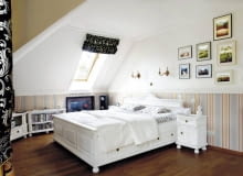 Na pierwszy rzut oka - jednorodny stylistycznie wystrój. Jednak uważny obserwator dostrzeże kompromisowe podejście gospodarzy. Na przykład porcelanowy świecznik w kształcie aniołka zdradza gust pani domu, a prosty budzik, płyta Milesa Davisa oprawiona w czarną ramę i sprzęt grający świadczą o zainteresowaniach jej męża. Na pierwszy rzut oka - jednorodny stylistycznie wystrój. Jednak uważny obserwator dostrzeże kompromisowe podejście gospodarzy. Na przykład porcelanowy świecznik w kształcie aniołka zdradza gust pani domu, a prosty budzik, płyta Milesa Davisa oprawiona w czarną ramę i sprzęt grający świadczą o zainteresowaniach jej męża.