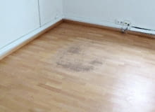 Podłoga z paneli drewnianych zniszczona przez kółka fotela obrotowego