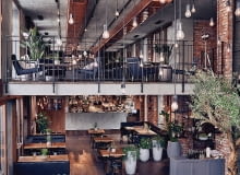 Restauracja ma 300 m2. Projektantki postawiły na proste, szlachetne materiały: cegła, beton, dębowe drewno. Lampy i meble na zamówienie wg projektu Double Look Design. Restauracja Plac Nowy 1, wnętrza, trendy