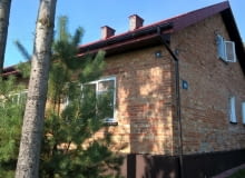 Stary dom w Dąbrówce to budynek, na którego przykładzie Krajowa Agencja Poszanowania Energii przeprowadza głęboką termomodernizację termomodernizacja, dom z cegły