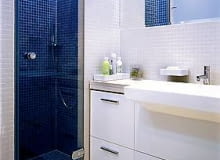 5,2m2 <br> Wannę i murowany natrysk bez brodzika (woda spływa po nachylonej podłodze do kratki ściekowej) umieszczono przy jednej ścianie. Szerokość (52 cm) szklanych drzwi kabiny tak dobrano, by nawet przy pełnym otwarciu nie uderzały o umywalkę. Po drugiej stronie łazienki zmieścił się tylko sedes, więc zamiast bidetu zamontowano baterię bidetową. Na ścianach, podłodze, obudowie wanny i prysznica ułożono gładką mozaikę w dwóch kolorach. Ciemnymi kafelkami wykończono te miejsca, które mają wydawać się oddalone LAZIENKA STYLIZACJA DOROTA KARPINSKA FOT. ALEKSANDER RUTKOWSKI PUBLIKACJA CZTERY KATY NR 11 (146) - 11.2003 DO JEDNORAZOWEJ PUBLIKACJI