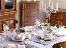 PROPOZYCJA 1. Nie tylko nakrycie stołu, ale również całe wnętrze jest utrzymane w tradycyjnym duchu. Do stylizowanych mebli dobrano efektowne naczynia i dekoracje. PROPOZYCJA 1. Nie tylko nakrycie stołu, ale również całe wnętrze jest utrzymane w tradycyjnym duchu. Do stylizowanych mebli dobrano efektowne naczynia i dekoracje.