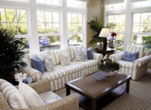 Okna w prostopadłych ścianach gwarantują dobre światło i&#8200;wrażenie przestronności wnętrza